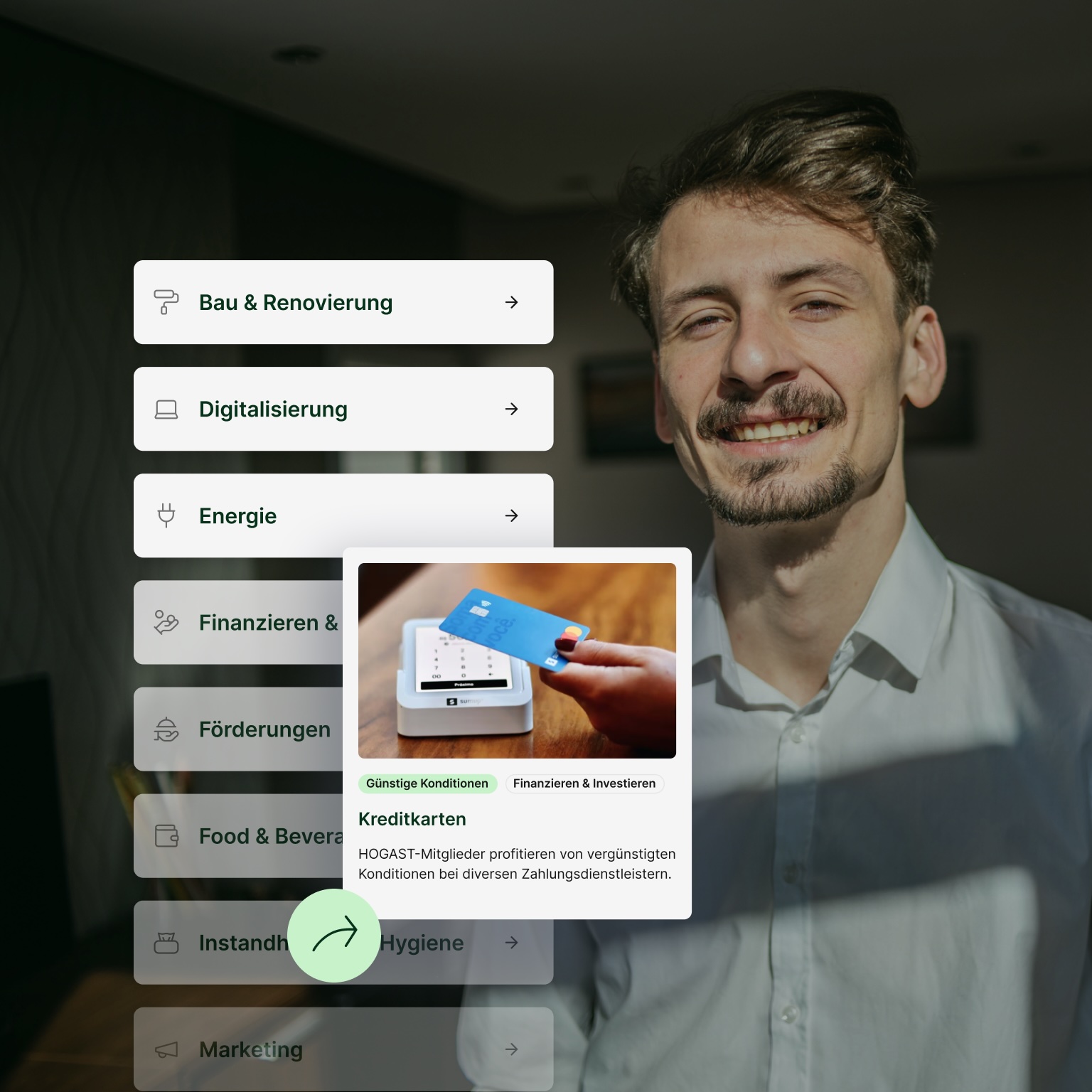 Ein HOGAST Lieferpartner inspiziert gerade seine Wahre. Er steht in mitten eines Lagers an Weinflaschen.