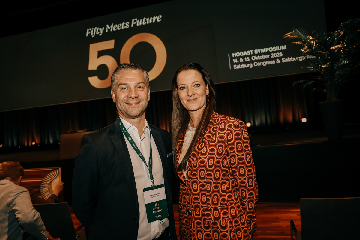 Zwei Frauen sitzen im Meetingraum und schauen freudig in den Arbeitslaptop. Hier werden die Vorteile der gemeinsamen Arbeit aufgezeigt.