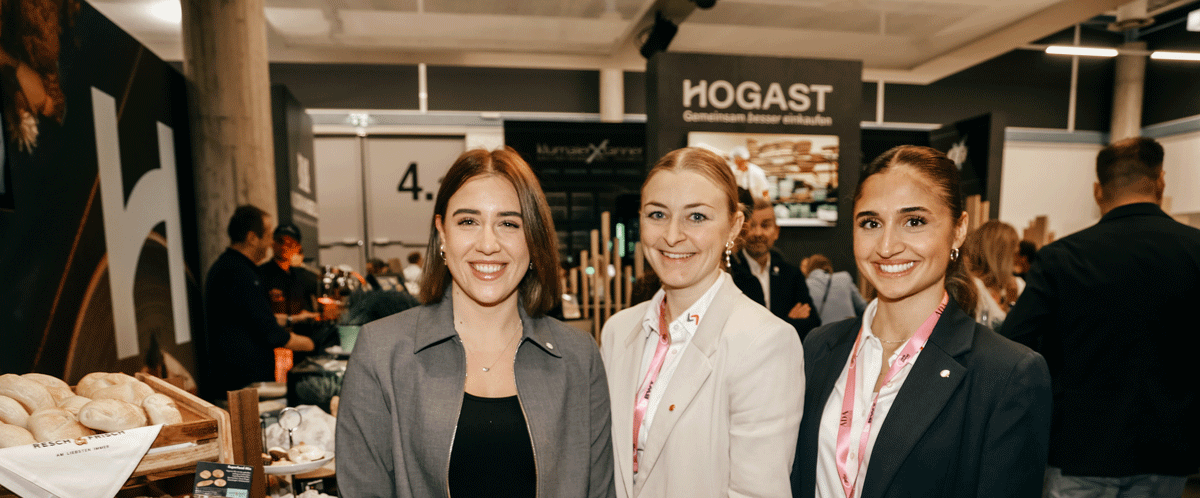 Allegra Frommer, Karl Theodor zu Guttenberg und Werner Magedler stehen auf der Bühne des HOGAST Symposiums.