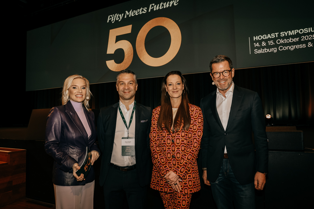 Ein Golfflight, bestehend aus drei Männern und einer Frau, stehen auf dem Green des Golfplatzes in Schladming und strahlen bei schönstem Wetter in die Kamera.  