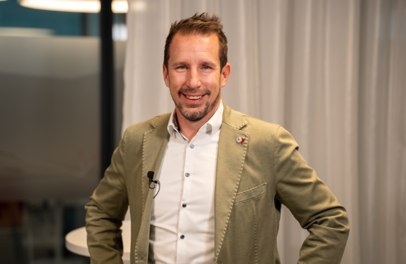 Allegra Frommer, Karl Theodor zu Guttenberg, Werner Magedler und Kathrin Prähauser stehen auf der Bühne des HOGAST Symposiums.