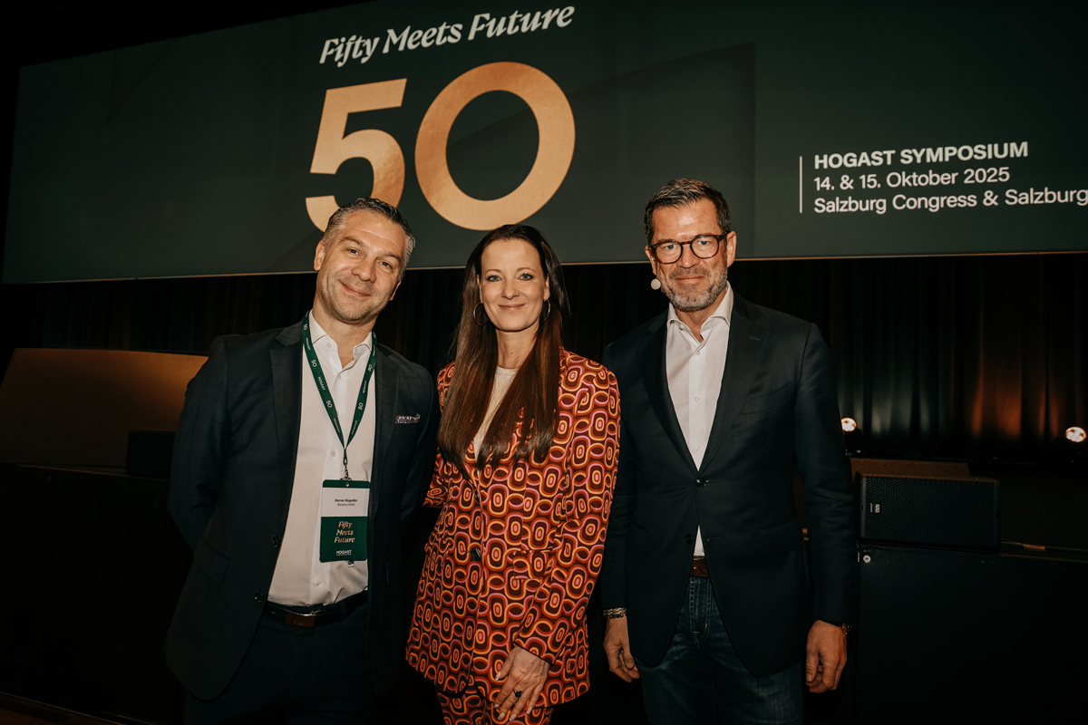 Allegra Frommer, Karl Theodor zu Guttenberg und Werner Magedler stehen auf der Bühne des HOGAST Symposiums.