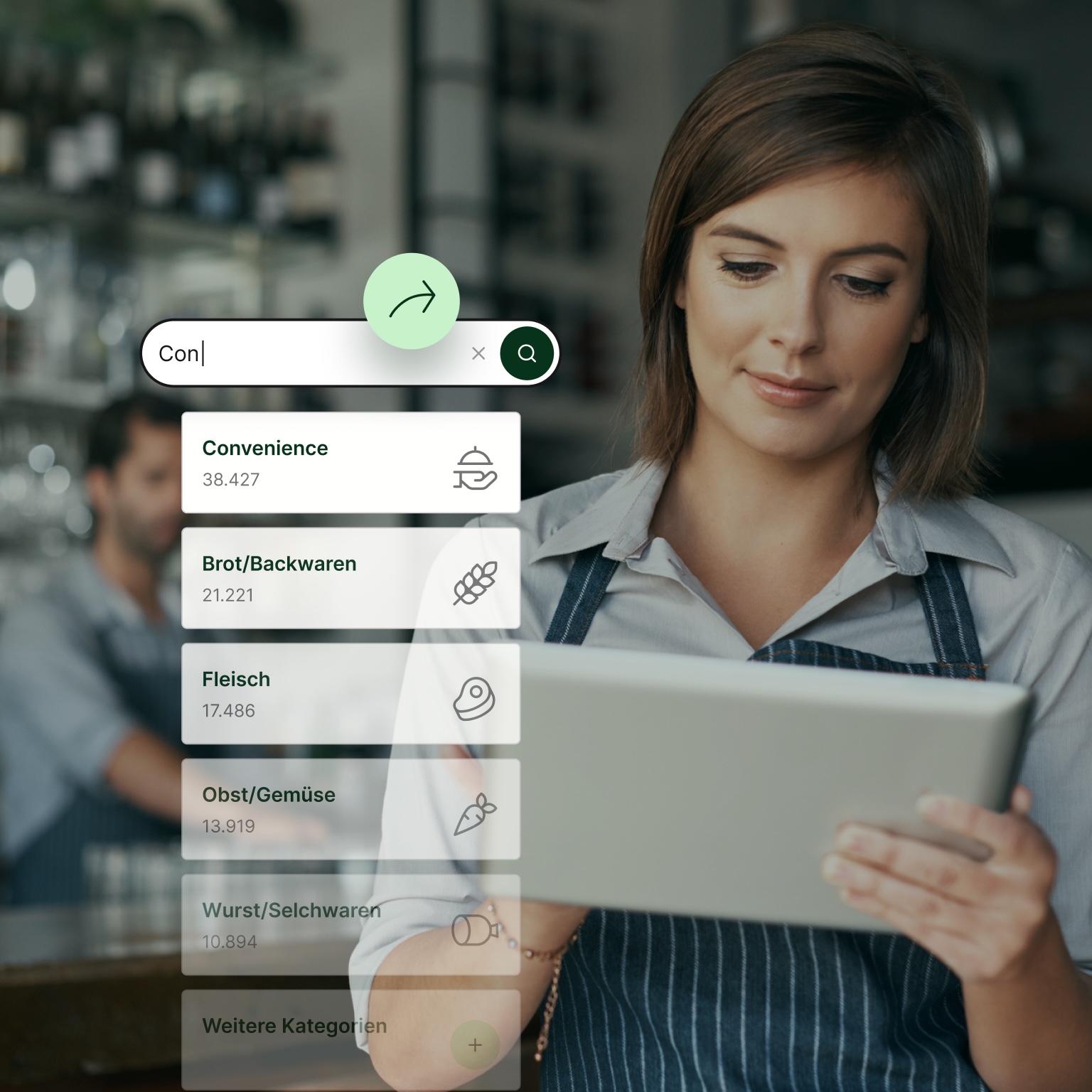 Ein HOGAST Lieferpartner inspiziert gerade seine Wahre. Er steht in mitten eines Lagers an Weinflaschen.