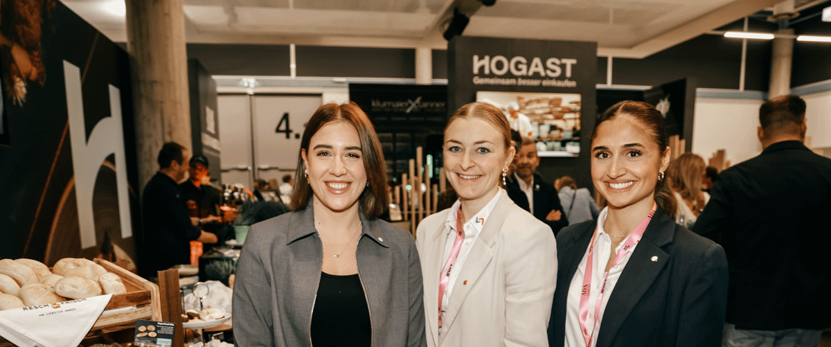 Drei fröhliche Frauen bei der am HOGAST Stand bei der Alles für den Gast Messe in Salzburg
