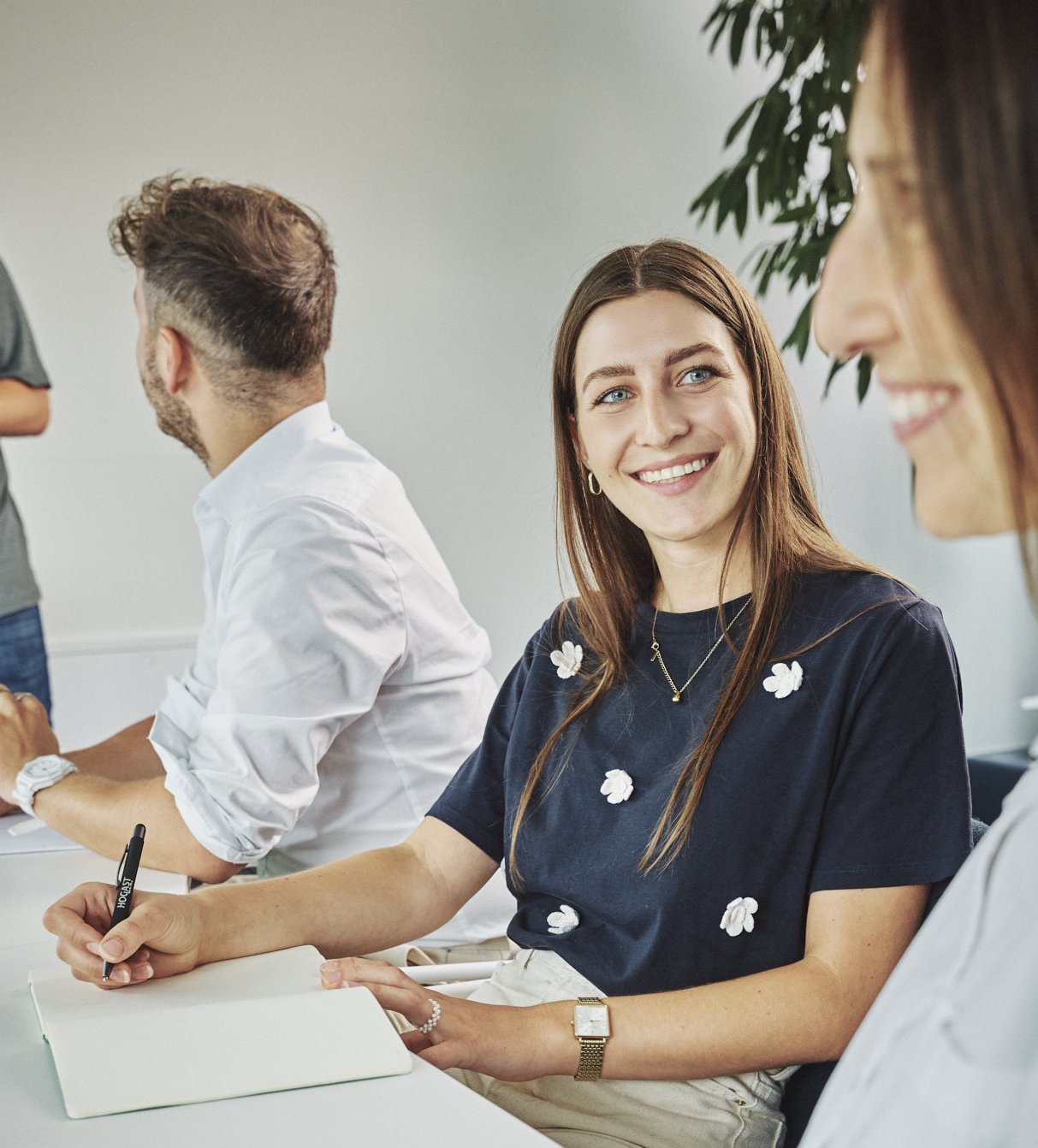 Eine Frau macht sich Notizen im Bewerbungsgespräch.